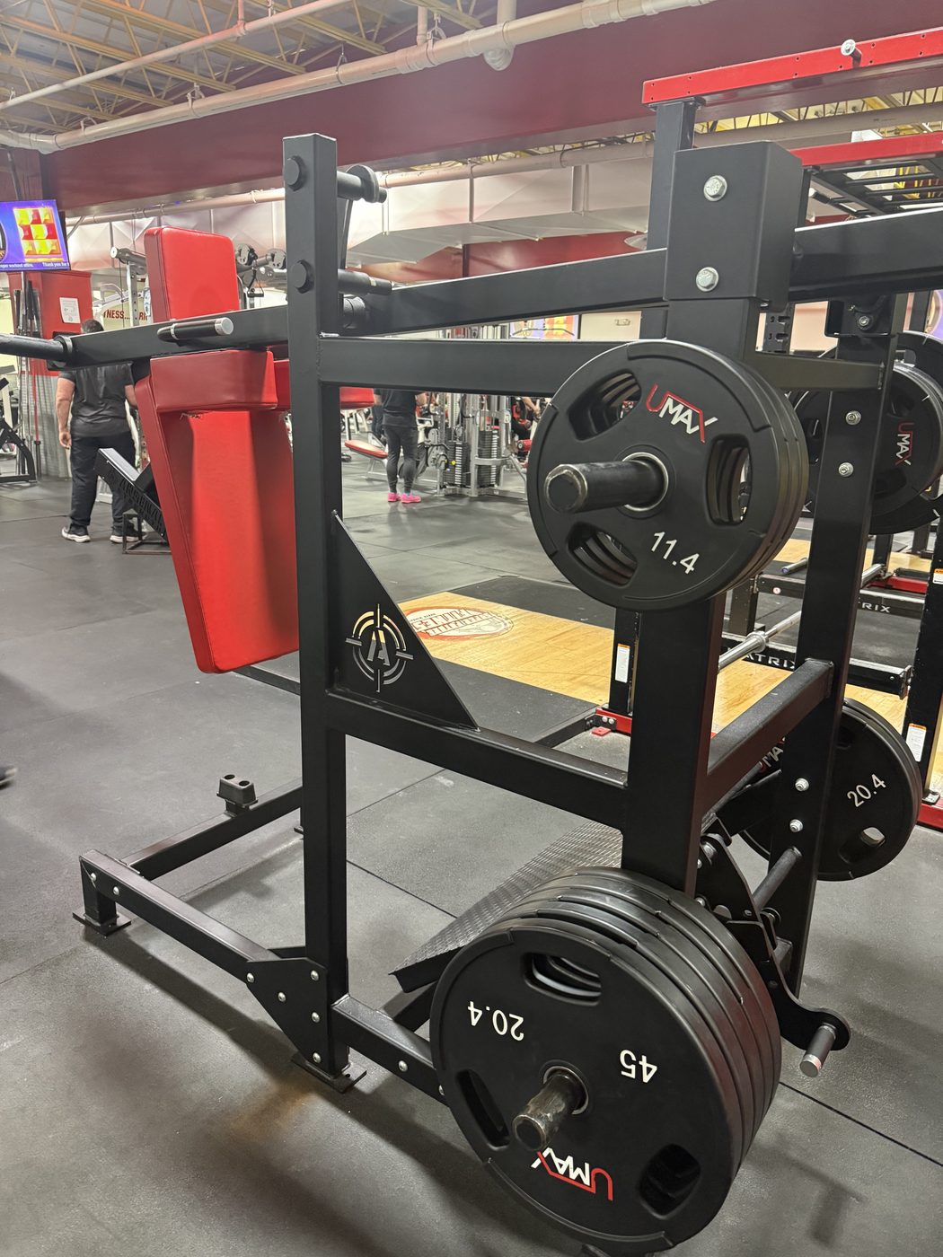 Plate-loaded pendulum squat machine